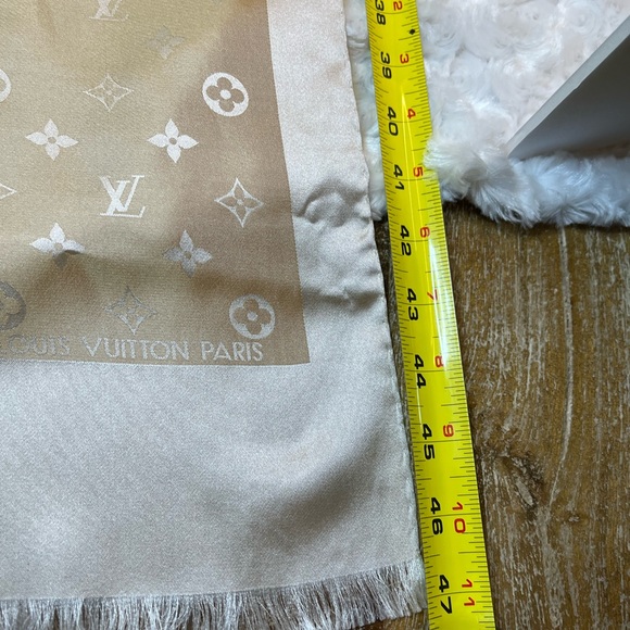 LOUIS VUITTON SILK Beige Monogram Capri Scarf - Picture 9 of 9